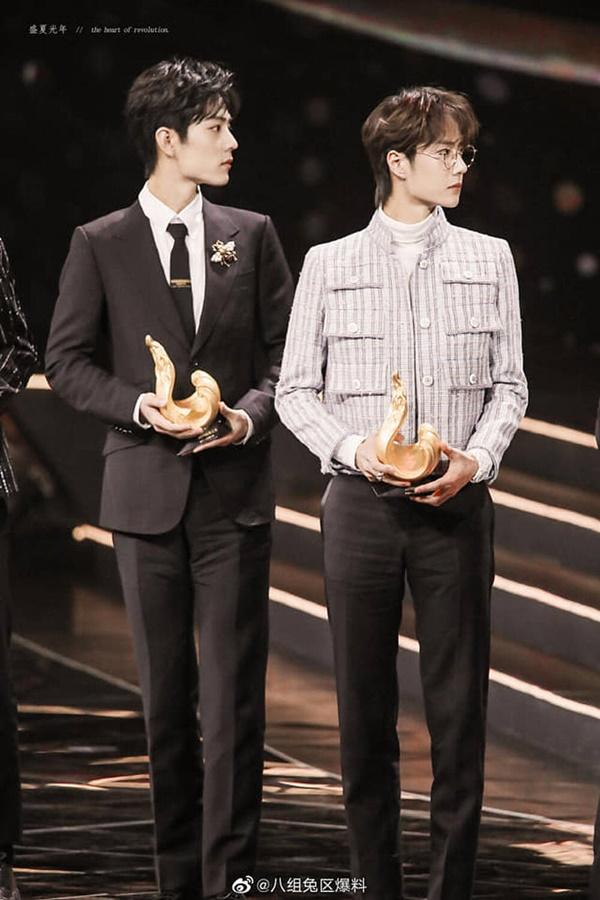 Tiêu Chiến giơ ngón tay thối trước mặt Vương Nhất Bác khiến fan hai nhà tranh cãi nảy lửa-2