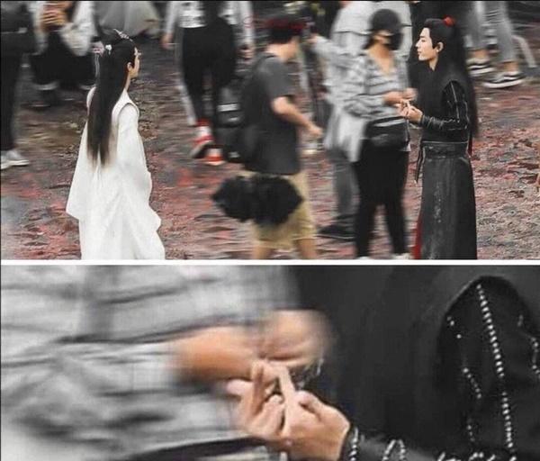 Tiêu Chiến giơ ngón tay thối trước mặt Vương Nhất Bác khiến fan hai nhà tranh cãi nảy lửa-4