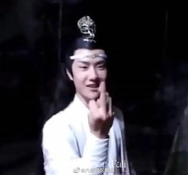 Tiêu Chiến giơ ngón tay thối trước mặt Vương Nhất Bác khiến fan hai nhà tranh cãi nảy lửa-6