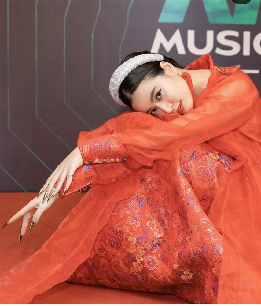 ‘Lạnh gáy’ với muôn kiểu nail độc lạ, dài thườn thượt của Hoàng Thùy Linh-1