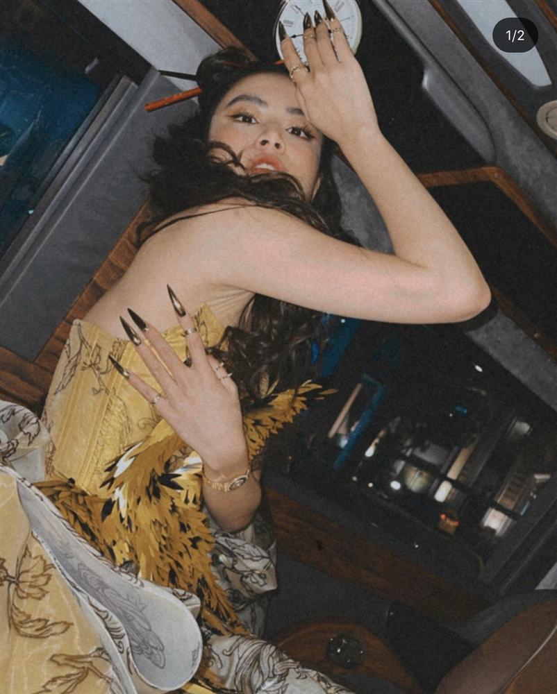 ‘Lạnh gáy’ với muôn kiểu nail độc lạ, dài thườn thượt của Hoàng Thùy Linh-2