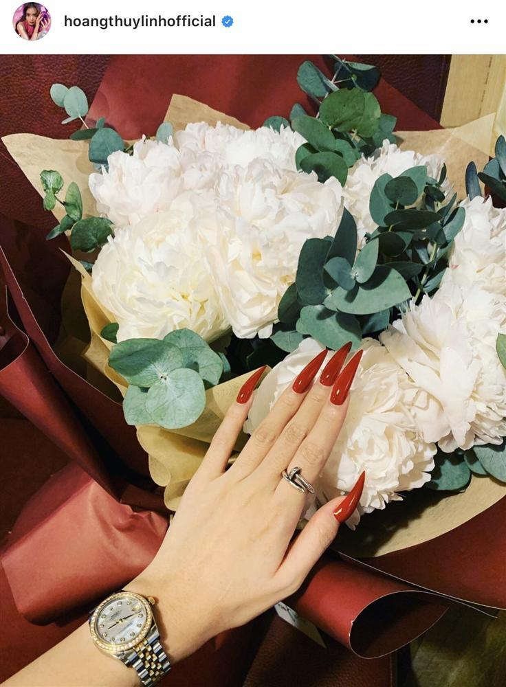 ‘Lạnh gáy’ với muôn kiểu nail độc lạ, dài thườn thượt của Hoàng Thùy Linh-3