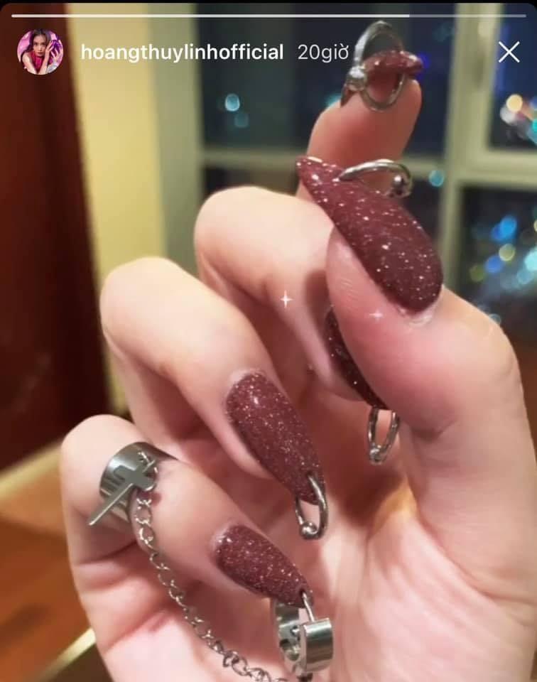 ‘Lạnh gáy’ với muôn kiểu nail độc lạ, dài thườn thượt của Hoàng Thùy Linh-10