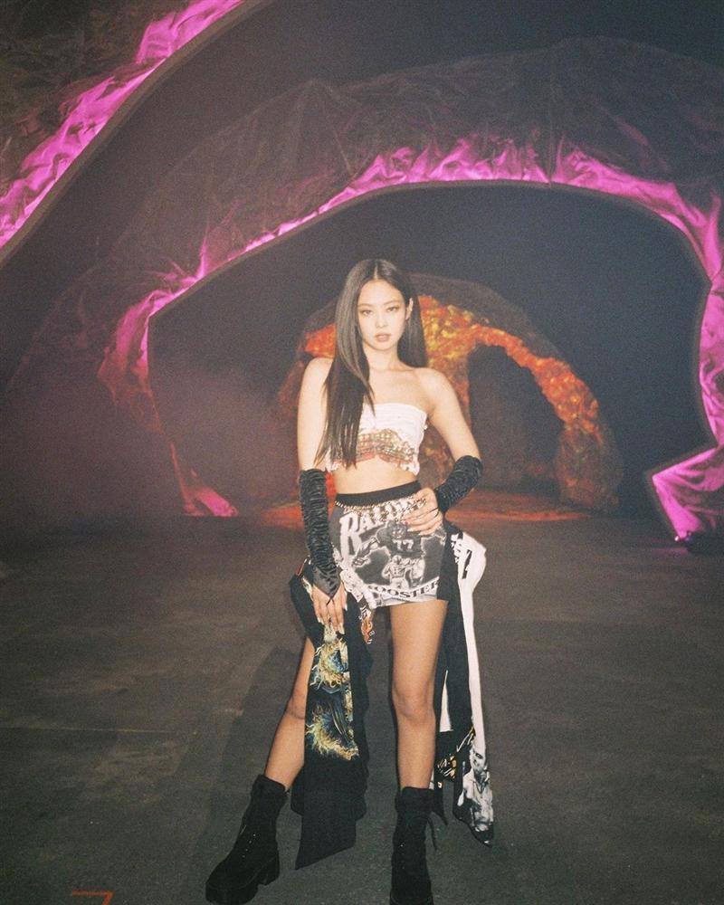 Nhan sắc đỉnh cao của BLACKPINK cân loạt trang phục sến rện trong concert-17