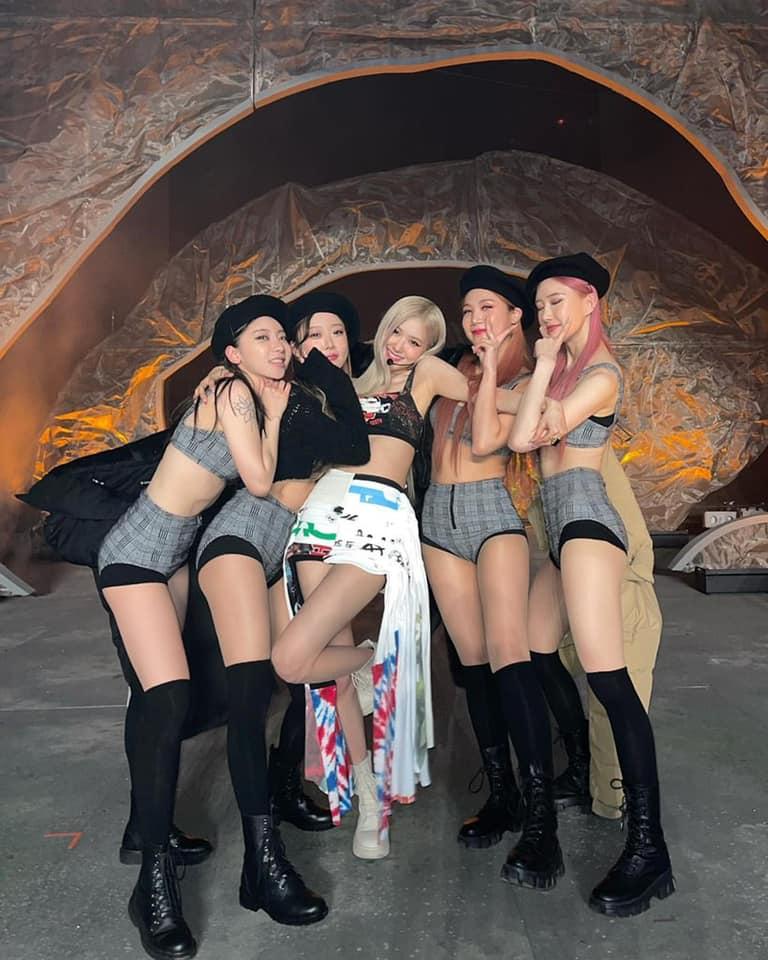 Nhan sắc đỉnh cao của BLACKPINK cân loạt trang phục sến rện trong concert-18