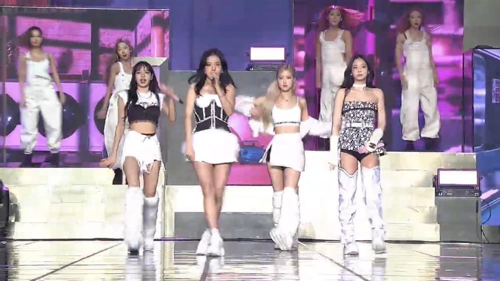 Nhan sắc đỉnh cao của BLACKPINK cân loạt trang phục sến rện trong concert-3