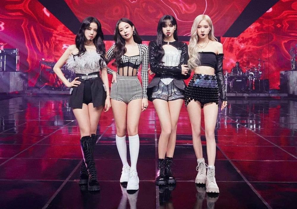 Nhan sắc đỉnh cao của BLACKPINK cân loạt trang phục sến rện trong concert-6