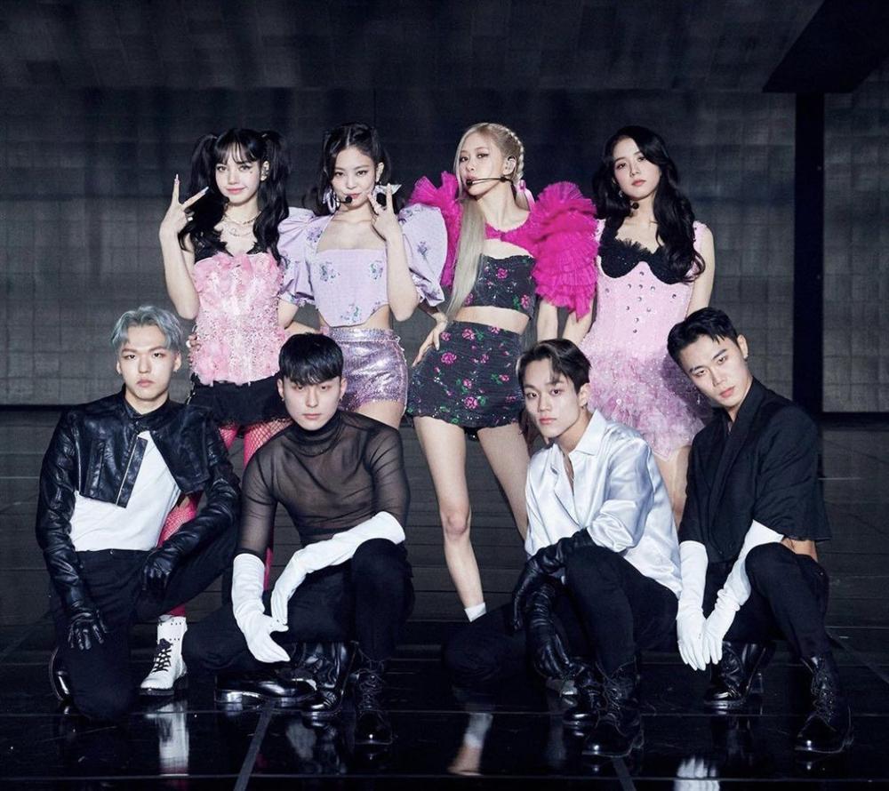 Nhan sắc đỉnh cao của BLACKPINK cân loạt trang phục sến rện trong concert-12