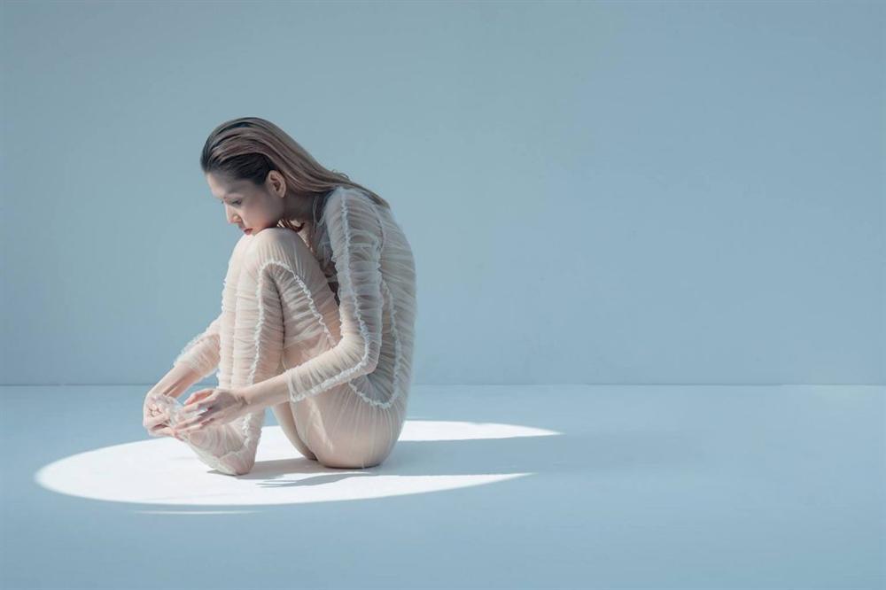 Ảnh cởi trăm phần trăm của Hải Tú có concept giống Thùy Dương Next Top-9