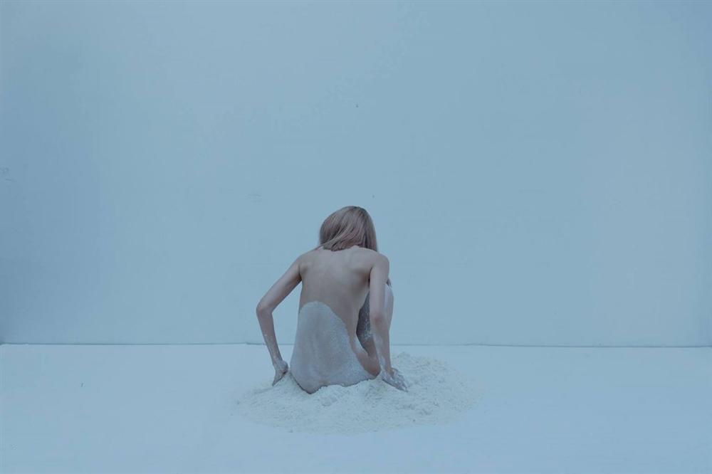 Ảnh cởi trăm phần trăm của Hải Tú có concept giống Thùy Dương Next Top-8