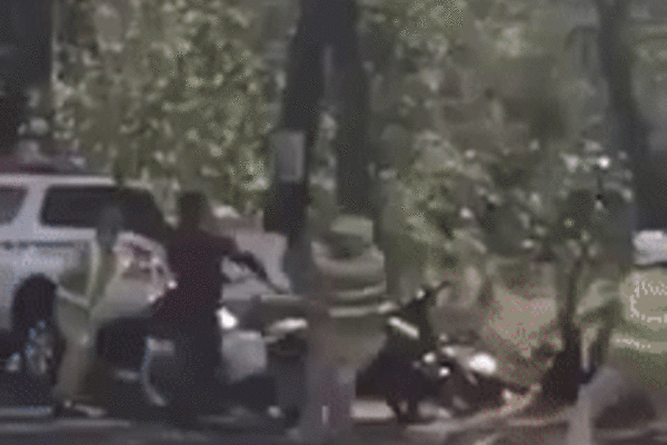 Clip: Vi phạm giao thông bị yêu cầu dừng, gã đàn ông cầm hung khí tấn công CSGT