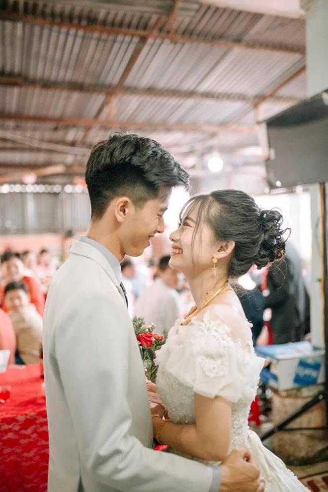 Ngày cưới con gái, ông bố khóc suốt hôn lễ, gục vào vai chú rể: Nhớ thương em-4