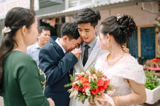 Ngày cưới con gái, ông bố khóc suốt hôn lễ, gục vào vai chú rể: 'Nhớ thương em'