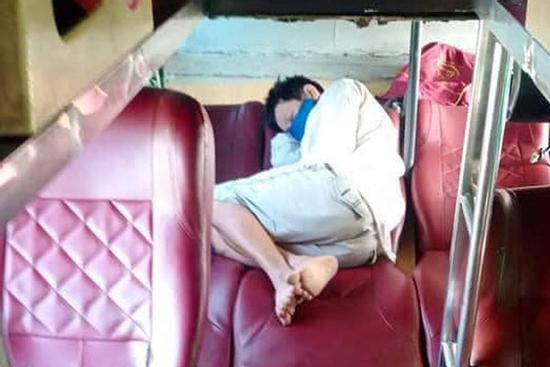 Người đàn ông phụ hồ bật khóc vì mất 32 triệu đồng trên đường về Tết