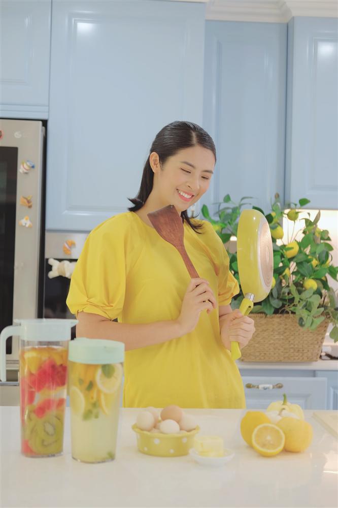 Hoa hậu Ngọc Hân tay nghề thăng hạng vù vù với món gà hấp muối sả sau lần vào bếp thất bại-1