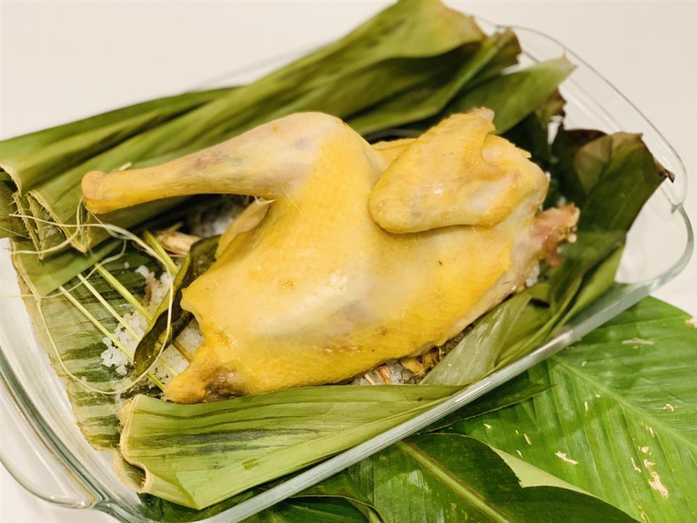 Hoa hậu Ngọc Hân tay nghề thăng hạng vù vù với món gà hấp muối sả sau lần vào bếp thất bại-2