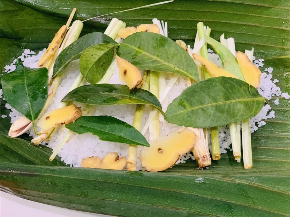 Hoa hậu Ngọc Hân tay nghề thăng hạng vù vù với món gà hấp muối sả sau lần vào bếp thất bại-4