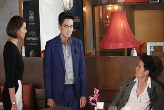 Đi karaoke cùng hội bạn của chồng mới phát hiện họ chuyên gọi 'tay vịn' và màn xử lý cao tay