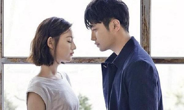 Đón chồng sau 1 năm xa cách nhưng anh lại đi cùng người phụ nữ khác và hành động khiến ả hóa đá-1