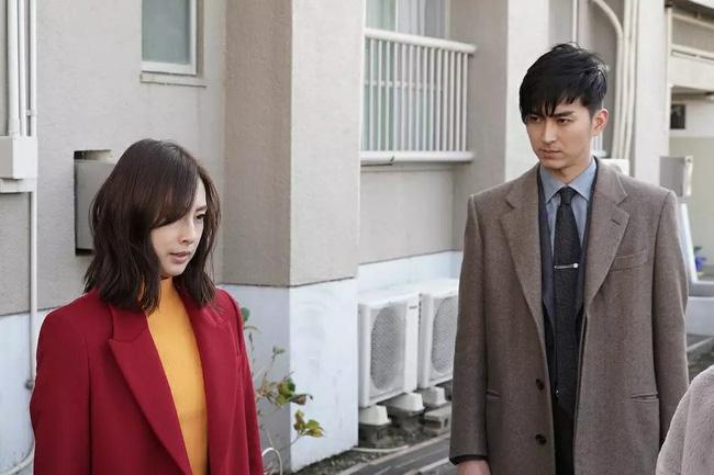 Đón chồng sau 1 năm xa cách nhưng anh lại đi cùng người phụ nữ khác và hành động khiến ả hóa đá-2