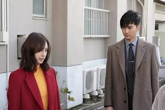 Đón chồng sau 1 năm xa cách nhưng anh lại đi cùng người phụ nữ khác và hành động khiến ả 'hóa đá'