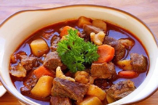 Món bò hầm nóng hổi cho bàn ăn ngày Tết