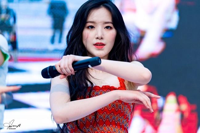 Mới đây, Shuhua bị chỉ trích vì cách trả lời thô lỗ, bất lịch sự. Trong buổi giao lưu, một khán giả bày tỏ họ mỏi tay khi phải thả tim quá nhiều cho nữ thần tượng, Shuhua đáp: "Thì sao chứ? Tay của chúng tôi cũng đang đau mà".