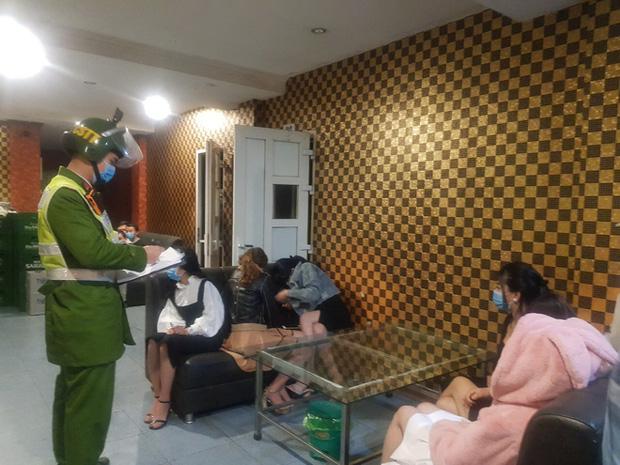Quảng Ninh: Phát hiện 6 khách và tay vịn hát karaoke chui giữa dịch Covid-19 đưa đi cách ly-2