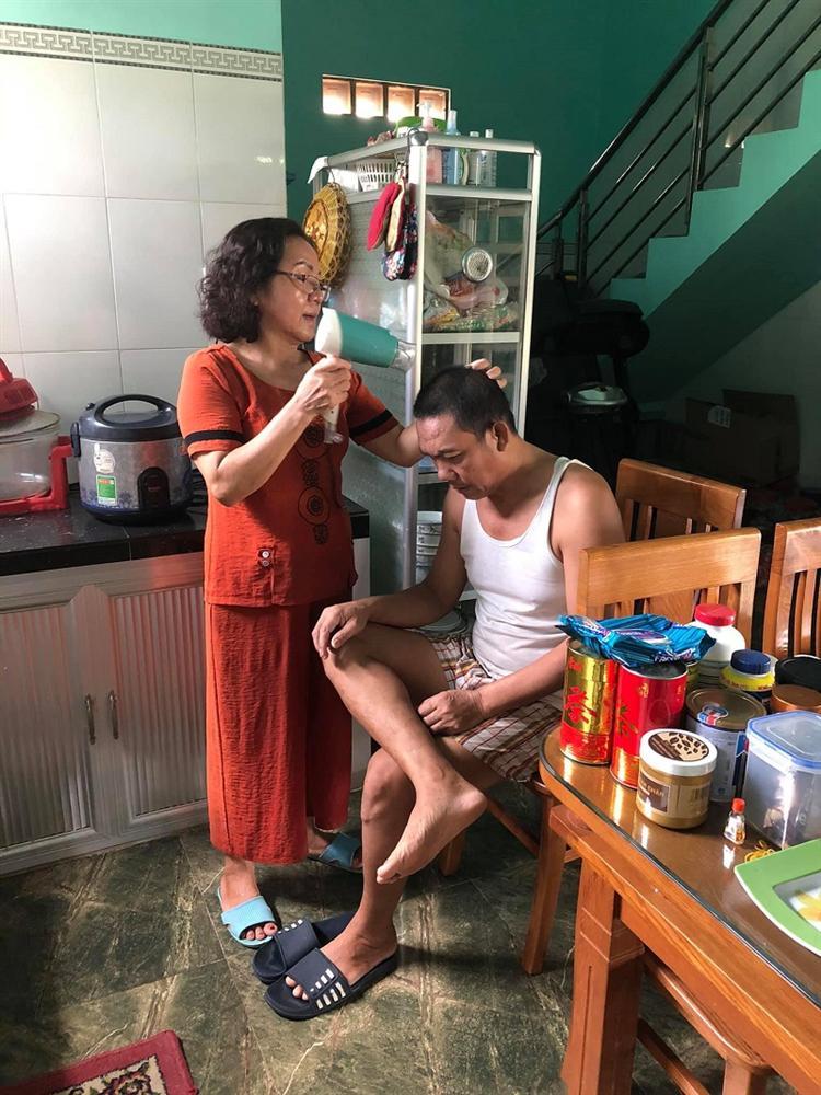 Bức hình người đàn ông U55 làm nũng để vợ gội đầu, sấy tóc đốn tim dân mạng-2