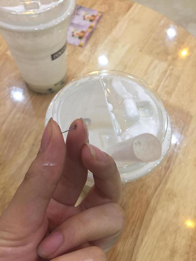 Chưa kịp cho lên miệng thì phát hiện sinh vật lạ bám trên ốc, thanh niên rùng mình khiếp hãi-7