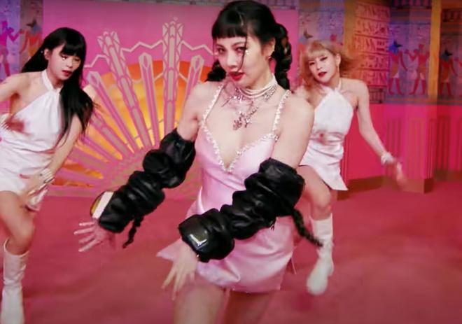 HyunA diện đồ hiệu siêu gợi cảm trong MV mới-8