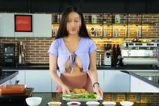 Cô giáo quay clip thả rông ngực, hướng dẫn nấu ăn gây tranh cãi