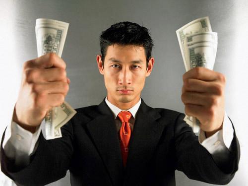 Giục chồng biếu quà Tết bố mẹ, anh ném chiếc phong bì, số tiền bên trong làm tôi sốc nặng-1