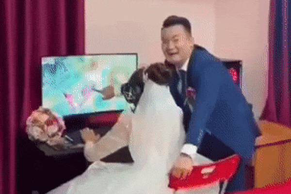 Cô dâu - chú rể máu chơi game hơn cả động phòng gây bão mạng-1