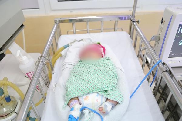 Bé trai 5 ngày tuổi quấn kín khăn, bị bỏ rơi bên cạnh tượng Phật ngày giáp Tết-3