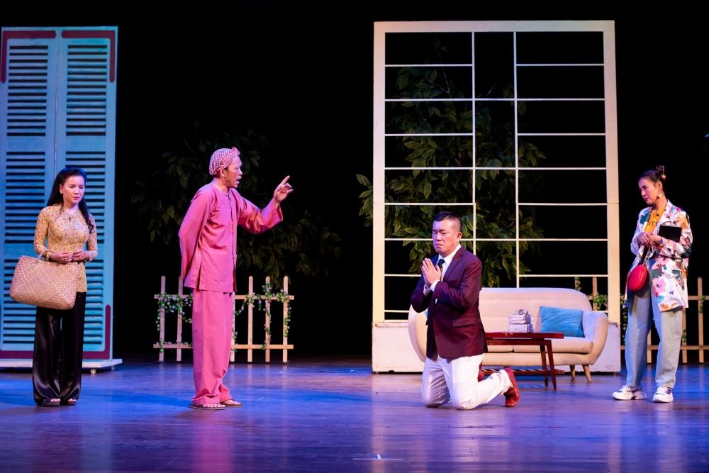 Hoài Linh nằm ngủ trên sàn khi tập kịch Tết phát sóng đêm giao thừa-1