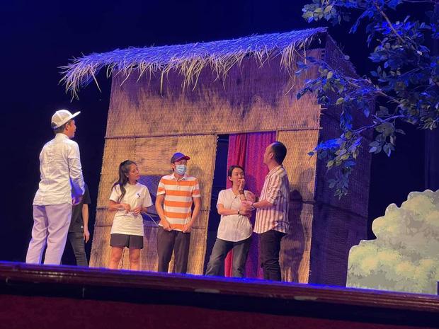 Hoài Linh nằm ngủ trên sàn khi tập kịch Tết phát sóng đêm giao thừa-6