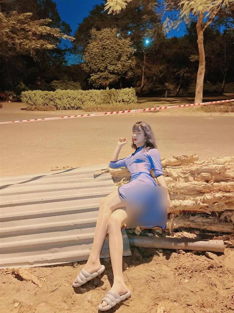 Diện trang phục khoét xẻ sâu, Trần Đức Bo lộ nguyên vùng nhạy cảm-4