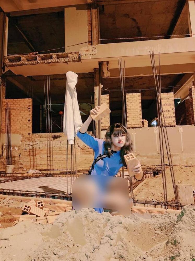 Diện trang phục khoét xẻ sâu, Trần Đức Bo lộ nguyên vùng nhạy cảm-3