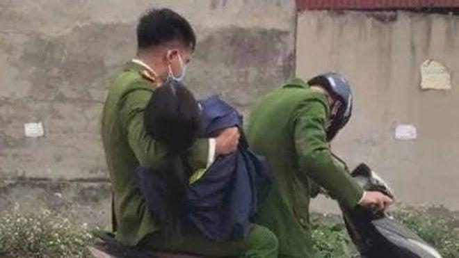 Nữ cán bộ y tế Hải Dương ngất xỉu giữa đường vì làm việc quá tải trong tâm dịch Covid-19-1