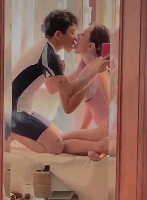 Đỏ mặt với loạt ảnh phòng the của Miko Lan Trinh và bạn trai chuyển giới-3