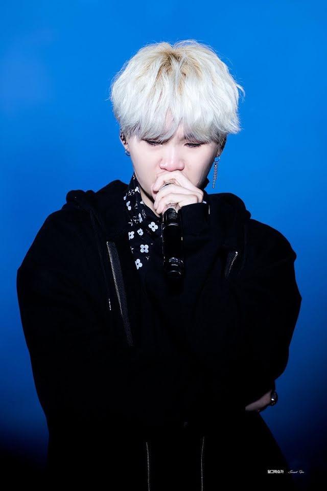 Suga khóc nức nở sau màn trình diễn tại AMAs vì quá sợ hãi-2