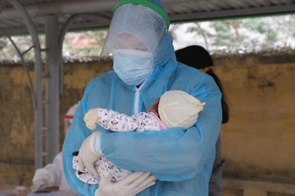 Em bé 21 ngày tuổi ở Hải Dương nhiễm Covid-19 được đưa đi cách ly-1