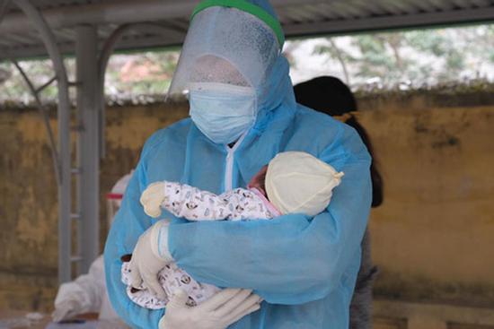 Em bé 21 ngày tuổi ở Hải Dương nhiễm Covid-19 được đưa đi cách ly