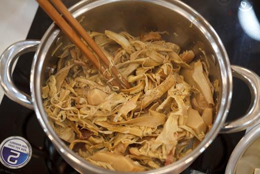 Mẹo chế biến măng khô đơn giản cho món canh măng sườn thơm ngon ngày Tết-6