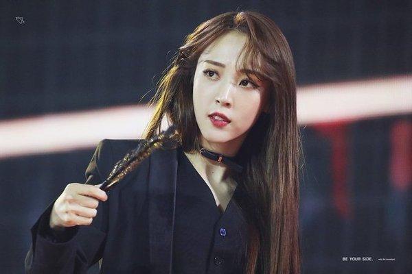 Những pha bảo vệ đồng đội chất hơn nước cất của các Idols Kpop-4
