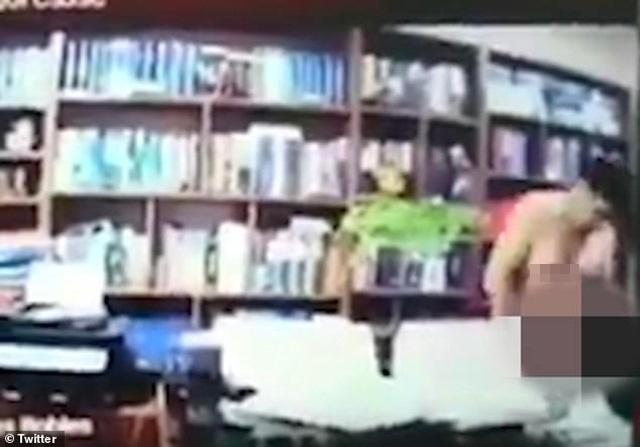 Nam luật sư lộ clip nóng với bạn gái trong phiên tòa online-2