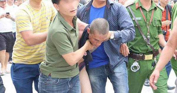 Quảng Ninh: Nghịch tử ngáo đá, vác rìu dài đòi chém mẹ, gây náo loạn khu phố-1