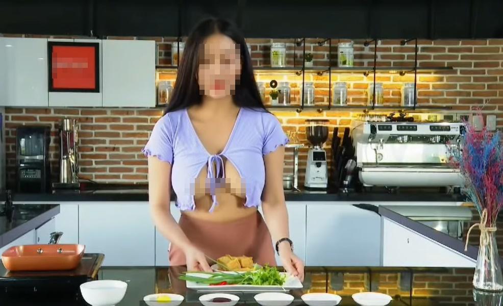 Thêm loạt ảnh thả rông vòng 1 gây sốc của cô giáo dạy nấu ăn trên Youtube-1