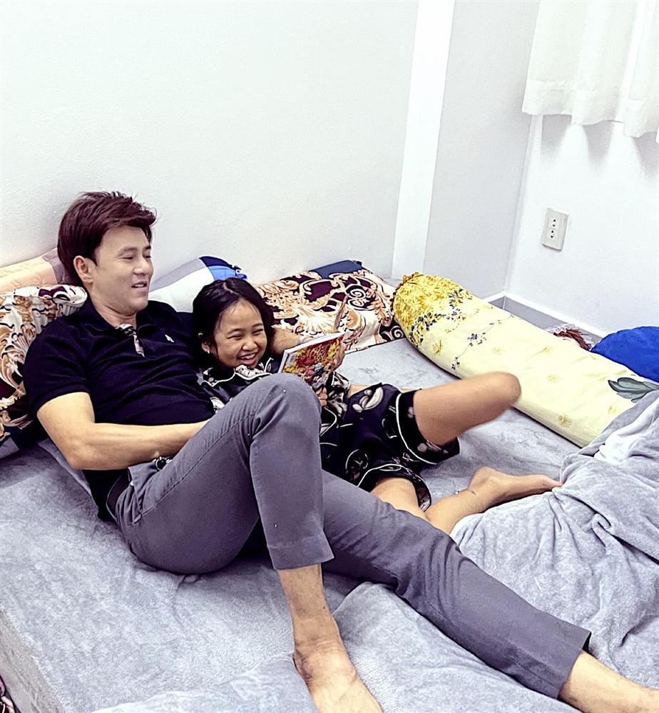 Cảnh gà trống nuôi con của Ưng Đại Vệ-1